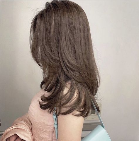 Haircut Selfie, Photo Hijab, Haircuts For Medium Length Hair, Brown Hair Looks, Brown Hair Inspo, Hair Inspiration Long, Layered Haircuts For Medium Hair, Cute Hairstyle, Hijab Girl