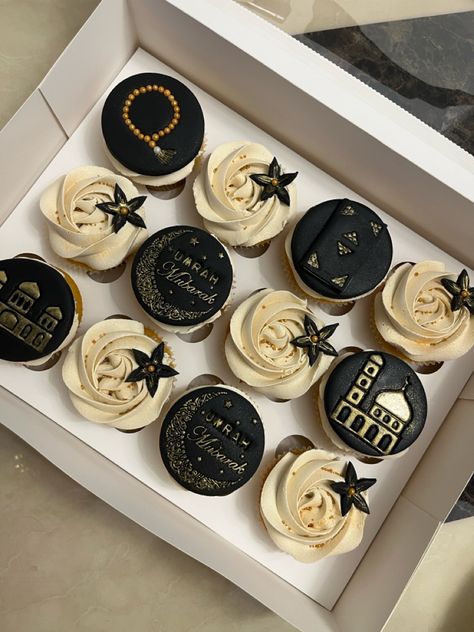 Umrah Mubarak Cupcakes, Umrah Cake, Eid Preparation, Egypt Decor, Eid Chocolates, Eid Mubarak Design, Ramadan Sweets, Umrah Mubarak, Cupcake Cake Designs