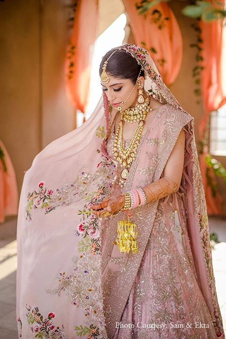 Anamika Khanna Lehenga, Pretty Lehengas, Pastel Lehenga, Pink Bridal Lehenga, Sikh Bride, Bridal Lehenga Designs, Bridal Dupatta, Mehendi Outfits, Anamika Khanna