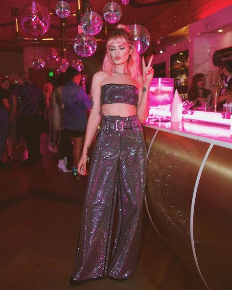 ASH LEVI // atleeeey on Instagram: “i dressed up like a disco ball for the @benefitcosmetics x @quayaustralia event the other night! ⚡️ i had so much fun with everyone i just…” Euphoria Outfits Party, Euphoria Party, 90s Fashion Outfits Hip Hop Party, Disco Glam, Garden Party Dress, Looks Party, Disco Outfit, Disco Balls, Disco Party