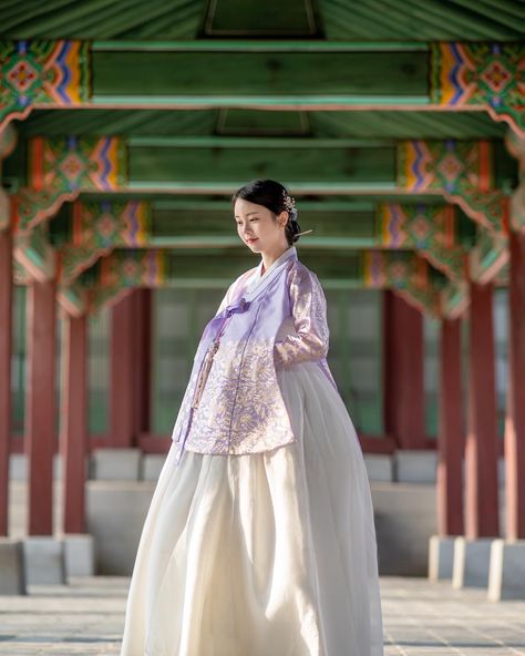 Hanbok Photoshoot, Hanbok Rental, 20k Followers, Photoshoot Studio, History Projects, Traditional Clothes, Korean Traditional, Seoul Korea, Historical Clothing