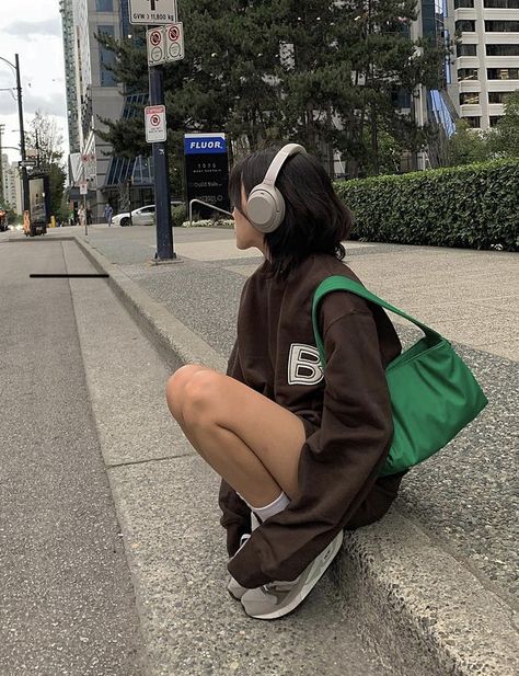 e p o y Headphone Outfit, Wh 1000xm4, Cute Headphones, Girl With Headphones, Sony Headphones, Quoi Porter, Ear Style, Foto Poses, 가을 패션