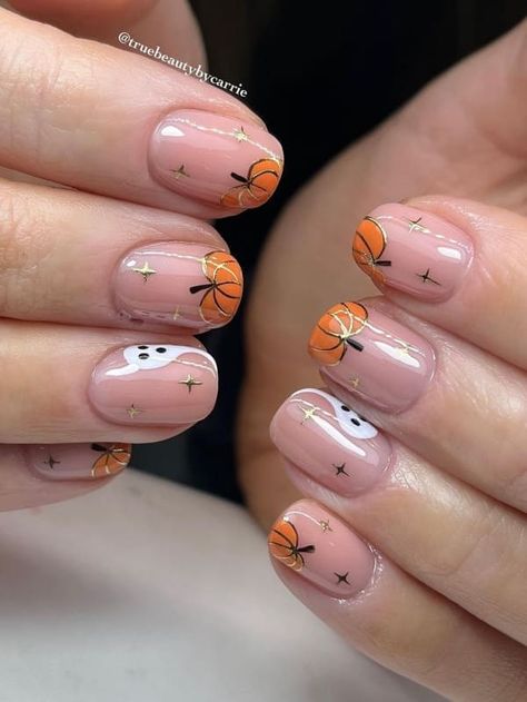 short halloween nails: pumpkin and ghost tips Unique Halloween Nails, Scary Halloween Nails, Nails Scary, Pumpkin Nail Designs, Pumpkin Nail, Tips Nails, Simple Fall Nails, Halloween Acrylic Nails