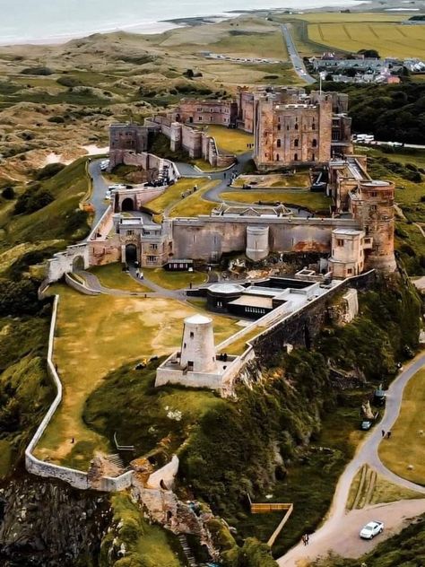 Bamburgh Castle, Stay In A Castle, North East England, Castle Ruins, Places Of Interest, Ghost Towns, Big Bang Theory, North East, Great Britain