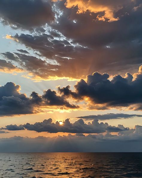 Sun Set Ocean, Mom Painting, Pretty Skies, Sea Photography, Sea Sunset, Sky Sea, Beach Rocks, Sunset Lover, Storm Clouds