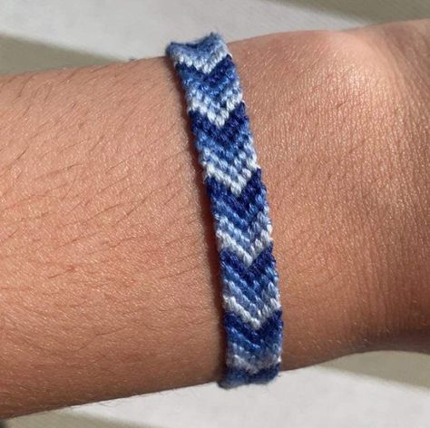 Step-by-Step Guide to Easy Bracelet Patterns Masculine Friendship Bracelet, Chevron Bracelet Colors, Friendship Bracelets Thread, Simple Friendship Bracelet Patterns, Easy Bracelet Patterns, Paper Crafts For School, Crafts For School, Paper Flowers Easy, Brazilian Bracelet