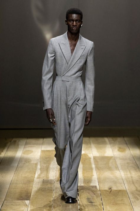 Alexander Mcqueen Menswear, Fall 2023 Ready To Wear, Tailored Jumpsuit, Suit Ideas, Mcqueen Fashion, 2023 Ready To Wear, Queer Fashion, Moda Paris, Looks Chic