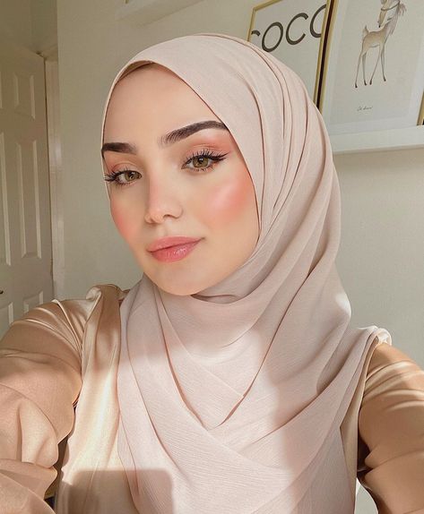 Hola ✨| It sucks to stay indoors in this beautiful weather and my favourite season #spring ! #quarantinelife Tumblr, Muslim Makeup Looks, Hijabstyle Outfits, Hijab Instagram, Clean Outfit, Fresh Makeup Look, Hijab Makeup, Makeup Pengantin, Casual Makeup