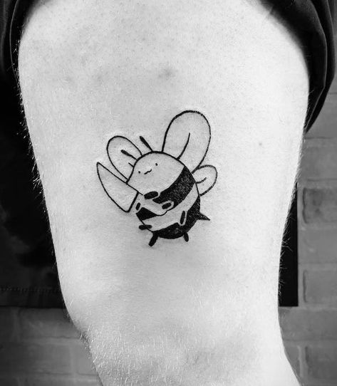 Small Bees Tattoo, Neck Bee Tattoo, Cute Bee Tattoo Ideas, Funny Bee Tattoo, Tattoos Traditional Black, Bumble Bee Tattoo Cute, Animated Bee Tattoo, Bee Tattoo Ideas Cartoon, Minimalist Bee Tattoo Simple