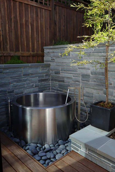 28 Most Incredible Outdoor Tub Ideas For An Invigorating Experience Outdoor Bathtub Ideas, Modern Hot Tubs, Strange Design, Japanese Bathtub, Garden Concept, Georgiana Design, Outdoor Bathtub, Japanese Soaking Tubs, Outdoor Tub