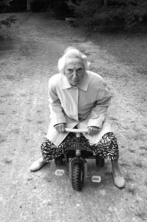 People Having Fun, Old Woman, Pinterest Blog, Young At Heart, Old People, Aging Gracefully, People Photography, Growing Old, Tricycle