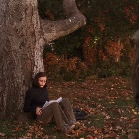 Gilmore Girls Autumn, Rory Gilmore Aesthetic, Gilmore Girls Fall, Gilmore Aesthetic, Gilmore Girls Aesthetic, Studera Motivation, Gilmore Girls Seasons, Leaves Falling, Fall Mood Board