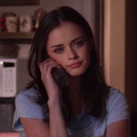 Iconic Brunettes, Rory Gilmore Hair, ليلي كولينز, Rory Gilmore Style, Alexis Bledel, Rory Gilmore, Brunettes, Gilmore Girls, Face Claims