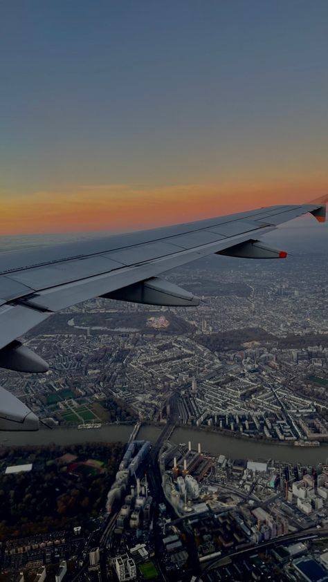 London Airport Aesthetic, Airport Vibes, Hello London, Florida Aesthetic, Airplane Window View, Study In London, Aesthetic London, London Vibes, Airport Aesthetic