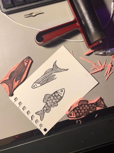 Hand Carved Stamps Diy, Fish Linocut, Print Making Designs, Linoleum Print, Lino Art, Hand Carved Stamps, Stamp Carving, Handmade Stamps, Linocut Art