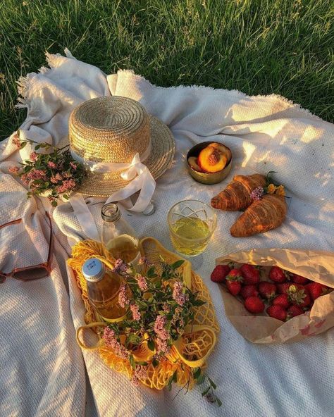 CottageCore on Twitter: "I love picnic photos… " Era Victoria, Picnic Inspiration, Roger Rabbit, Picnic Date, Cottage Core Aesthetic, Foto Tips, Think Food, Picnic Food, Cottagecore Aesthetic