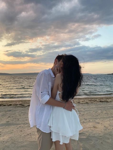 Couple Pic At The Beach, Cute Poses For Boyfriend, Cute Couples Goals Aesthetic Beach, Couple Goal Beach, Couple Photos With Hidden Face, White Boyfriend Aesthetic, Couple At Beach Aesthetic, Chill Couple Aesthetic, Cute Couple Pics Beach