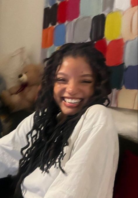 halle bailey debut single angel smiling blurry reaction picture happy Halle Bailey Aesthetic, Chloe Halle, Chloe And Halle, Chloe X Halle, Halle Bailey, So Proud Of You, Smile Girl, Locs Hairstyles, Girl Crushes