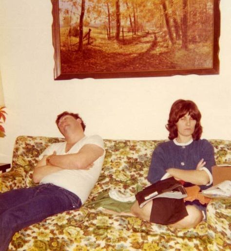 15 Seriously Funny Family Photos 2 Bored Couples, Funny Family Photos, 70s Photos, Retro Pictures, Family Photo Album, Funny Family, Family Dynamics, Seriously Funny, Family Humor