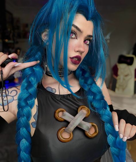 Kyu (•̀ω•́) | PAINT THE TOWN BLUE 💙⚡️ J!NX SELFIE - are you guys excited for S2 of ARCANE? #Arcane #PaintTheTownBlue . #jinx #cosplay #leagueoflegends... | Instagram Arcane Cosplay, Jinx Cosplay, Jinx Arcane, Jinx League Of Legends, Live Model, Cute Cosplay, Cosplay Makeup, Best Cosplay, Cosplay Outfits