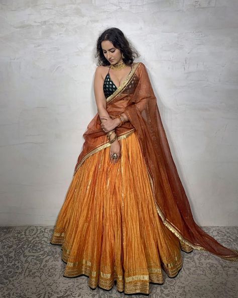 Lehenga Choli Aesthetic, Chanderi Lehenga Designs, Lengha Choli For Navratri, Lehenga Skirt Designs, Orange Indian Outfit, Girlish Lehenga, Garba Lehenga, Lehengas Designs, Sangeet Function