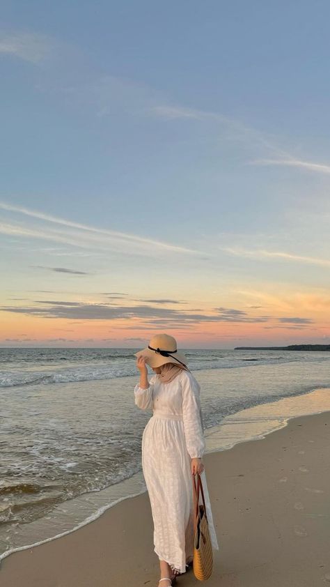 Photo In Beach Ideas Hijab, Dress Pantai Hijab, Muslimah Beach Outfit, Beach Hijabi Outfits, Beach Pictures Hijab, Beach Outfit Hijab Style, Beach Dress Hijab, Langkawi Aesthetic, Outfit Hijab Pantai