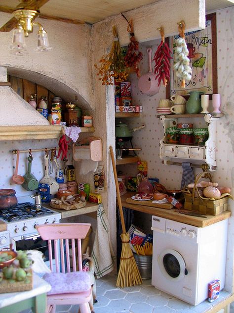 Dollhouse miniature - original pinner sez: like this ... a 'busy' kitchen ... Mini Doll House, Miniature Rooms, Dollhouse Ideas, Mini Kitchen, Miniature World, Miniature Kitchen, House Miniatures, Dollhouse Kitchen, Dolls Houses