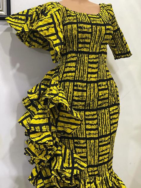 Robe à smocks Ankara avec volants latéraux ajustés. Nous avons une grande variété de tissus à choisir Two Pattern Ankara Styles, Kitenge Designs Dresses, Simple Ankara Gown Styles, Latest Ankara Dresses, Smocking Fashion, Ankara Dress Designs, Ruffle Dresses, Modest Dresses Fashion, African Wear Styles For Men