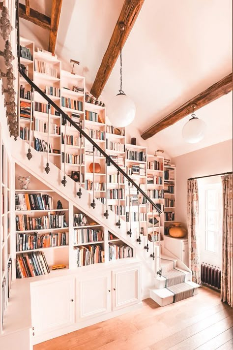 Staircase Library Bookshelves, Amazing Home Library, Loft Library Ideas, Stairwell Library, Staircase Bookshelves, Bookshelf Staircase, Book Staircase, Bookish Bedroom, Library Room Ideas