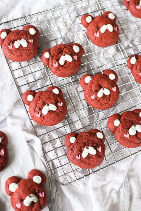 Cute, not too sweet, soft red velvet bear cookies decorated with melted chocolate. Perfect for red velvet lovers and holidays, especially during the winter or for Valentine's Day! Bear Shaped Cookies, Valentines Day Snacks, Vday Treats, Valentine Snacks, Valentines Party Food, Kawaii Cookies, Valentines Recipes, Valentines Recipes Desserts, Valentines Snacks