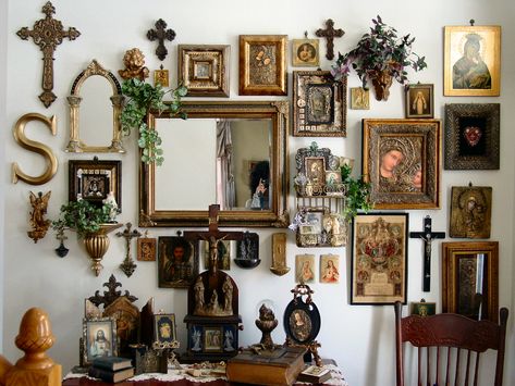 Home Altar Catholic, Spanish Home Decor, Catholic Decor, Prayer Corner, Religious Wall Decor, Home Altar, Dream House Decor, Bedroom Inspirations, Cozy House