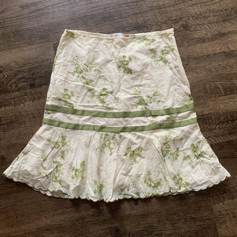 Y2K Old Navy Green Floral Midi Skirt adorable!... - Depop Midi Skirt Y2k, Skirts Y2k, Purple Midi Skirt, Long Floral Skirt, Distressed Jean Skirt, Faux Suede Skirt, Midi Skirt Outfit, Cream Skirt, Skirt Y2k