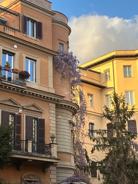 Italy Apartment Exterior, Italian Appartement, Apartments In Italy, Apartment In Rome, Rome Apartment Aesthetic, Italy Apartment Aesthetic, Rome Houses, Outside Apartment, Crema Italy