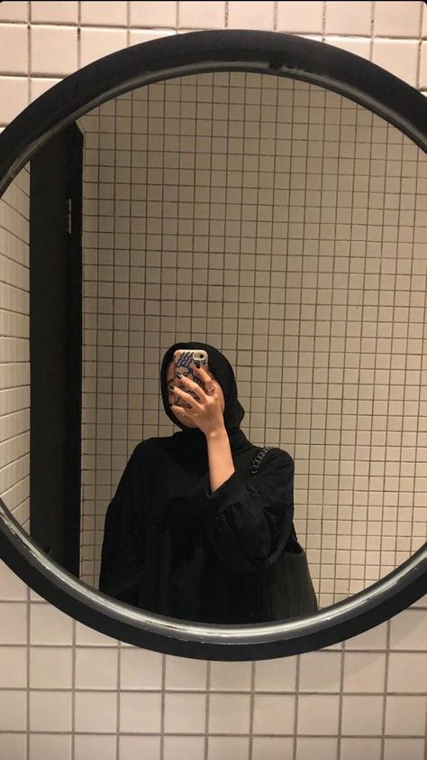 Pap Miror Kaca, Foto Cewe Aestethic Hijab, Foto Miror, Ootd Poses, Muslim Style, Girls Mirror, Hijab Aesthetic, Mirror Selfie Poses, Hijabi Aesthetic