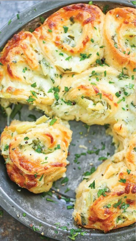 Cheesy Spinach and Artichoke Pinwheels - Everyone’s favorite #spinach and #artichoke #dip in these #cheesy, #creamy #BAKED roll ups!!! So good for #GAMEDAY!!! #artichokehearts #babyspinach #sourcream #mayonnaise #garlicpowder #onionpowder #koshersalt #mozzarellacheese #Parmesan #crescentrolls #egg #parsley #mayo #garlic #onions #mozzarella #cheese #Parmesancheese Work Carry In Food Ideas Parties, Spinach And Artichoke Pinwheels, Artichoke Pinwheels, Cheesy Spinach, Pinwheel Recipes, Cheesy Bread, God Mat, Spinach Artichoke, Think Food