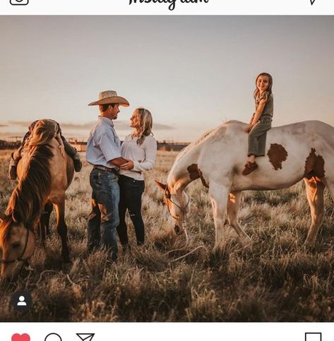 Cowboy Family Pictures, Western Family Photos, Farm Family Pictures, Family Session Poses, Spring Family Pictures, Pictures With Horses, Mommy And Me Photo Shoot, Western Photo, Fall Family Portraits