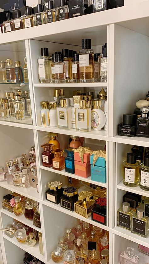 Cologne Storage, Organiser Ideas, How To Organize Perfumes On Dresser, Shelf Solutions, Perfume Trays, Perfume Collection Display, Profumo Victoria Secret, Koleksi Parfum, Perfume Organizer