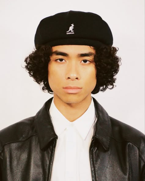 Kangol Hats Men, Curly Hair With Hat, Fitted Hat Outfit, Hat Men Outfit, Hat Outfit Men, Kangol Hat, Beret Outfit, White Tee Men, Streetwear Hats