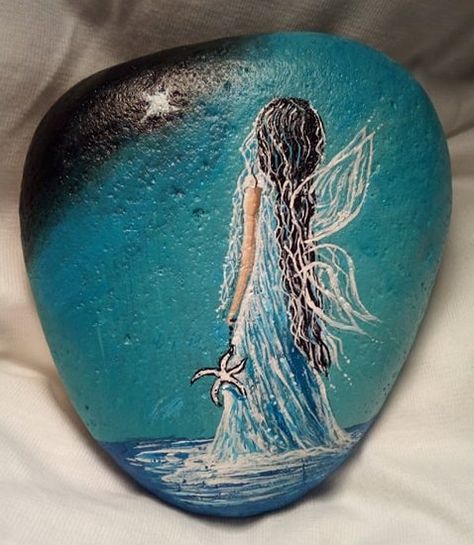 Angel On Rock Painting, Angel Rock Painting Ideas, Love Rock Painting Ideas, Angel Painted Rocks, Angel Rock Painting, Angel Rocks, Christmas Pebble Art, Rock Animals, Stone Pictures Pebble Art