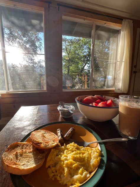 Breakfast in nature Breakfast For Dinner Aesthetic, Full Breakfast Aesthetic, Big Bear Cabin Aesthetic, Big Breakfast Aesthetic, Cozy Breakfast Aesthetic, Sunday Breakfast Aesthetic, Cooking Breakfast Aesthetic, Family Breakfast Aesthetic, Making Breakfast Aesthetic