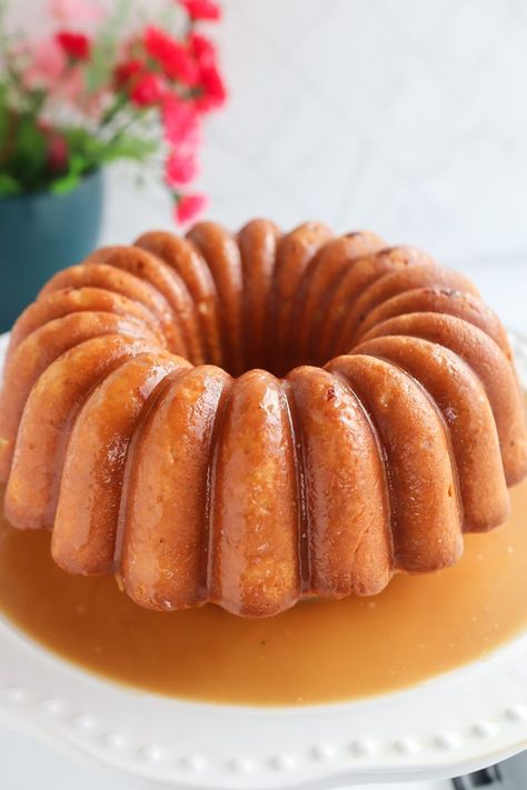 Senior Cakes, Kentucky Cake, Caramel Bundt Cake, Jamaican Rum Cake, Butter Cake Cookies, Caramel Butter, Cake Bundt, Bakery Sweets, Bundt Recipes