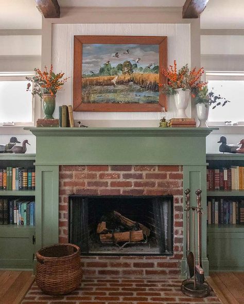 Farmhouse Fireplaces, Maine Vibes, Craftsman Style Interiors, Interior Cabin, Craftsman Fireplace, Craftsman Home Interiors, Craftsman Cottage, Craftsman Interior, England Homes