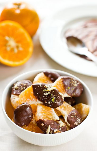 Chocolate dipped tangerines Oranges Recipe, Chocolate Lindt, Cooking Photos, Mandarin Oranges, Easy Treats, Orange Recipes, Mandarin Orange, Chocolate Dipped, Dark Chocolate Chips