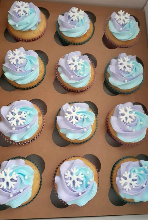 Frozen Theme Cake Ideas, Anna And Elsa Cupcakes, Frozen Birthday Cupcake Cake, Frozen Birthday Party Cupcakes, Elsa Cupcakes Ideas, Frozen Birthday Cupcake Ideas, Frozen Cupcake Ideas, Elsa Cupcake Cake, Frozen Birthday Treats