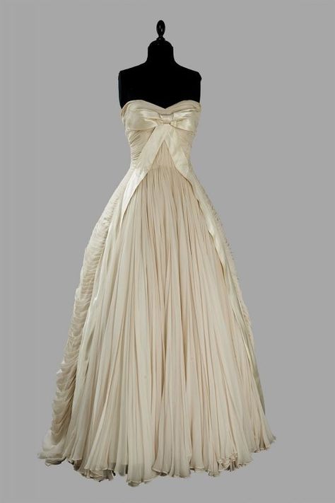 Beautiful vintage formal gown with bow Vintage Gold Dress, 1950s Gown, Maggy Rouff, Cream Gown, Evening Wedding Dress, Formal Dress Long, 파티 드레스, Princess Gown, Couture Mode