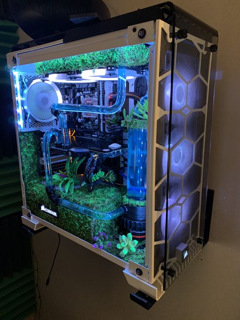 Gaming Room Nature, Jungle Gaming Setup, Cute Custom Pc Build, Pc Gaming Setup Nature, Pc Building Aesthetic, Pc Gaming Setup Cottagecore, Pc Setup Inspiration, Inside Pc Decor, Pc Build Aesthetic Green