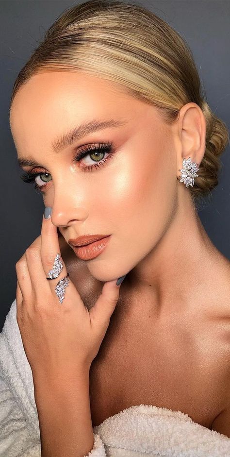 Stunning makeup looks 2021 : Nude Eyeshadow & Lips Glowy Bridal Makeup Fair Skin, Peach Lipstick Makeup, Wedding Makeup Light Pink Lip, Skin Focused Wedding Makeup, Bridal Makeup Bold Lip, Glowy Peachy Bridal Makeup, Eyeshadow Lips, Stunning Makeup Looks, Sparkly Eyeshadow