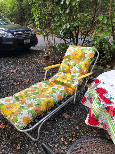 Vintage Backyard, Shade Outdoor, Portland House, Retro House, Vintage Patio, Yard Furniture, Garden Inspo, Pool Lounger, Lawn Furniture