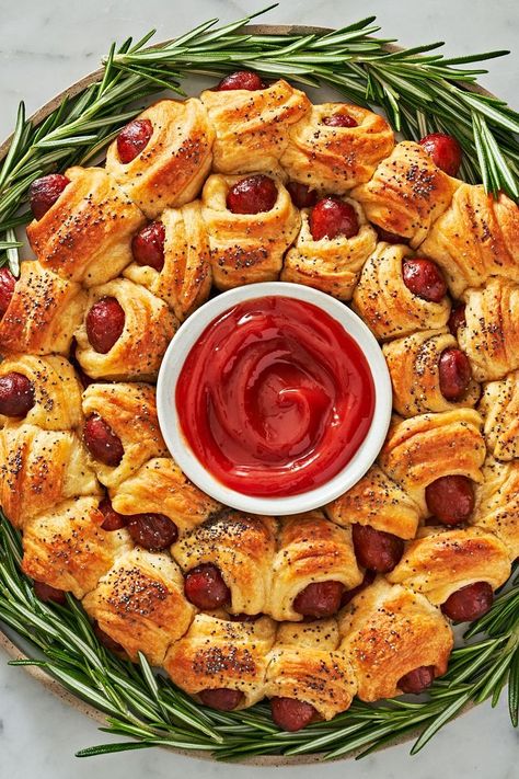 Crescent Roll Appetizers, Super Easy Appetizers, Christmas Potluck, Holiday Party Appetizers, Christmas Recipes Appetizers, Potato Bites, Christmas Lunch, Pigs In A Blanket, Holiday Appetizers