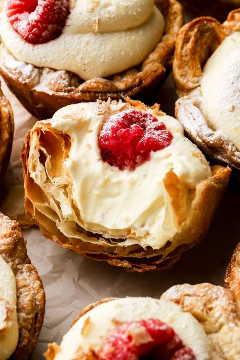 puff pastry tarts filled with bavarian cream Cream Filled Pastries, Pophams Bakery, Bavarian Cream Dessert, Pastry Photography Styling, Pastry Puff Recipes, Pastries Aesthetic, Puff Pastry Pie, Pastry Photography, Puff Pastry Cake